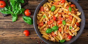 Makaroni sa pilećim polpetama i paradajz sosom